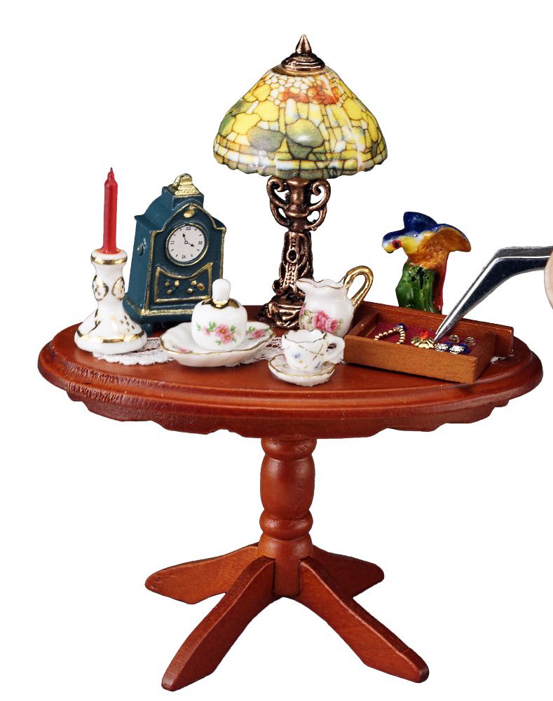 Reutter Porzellan Tisch mit Antiquitäten
